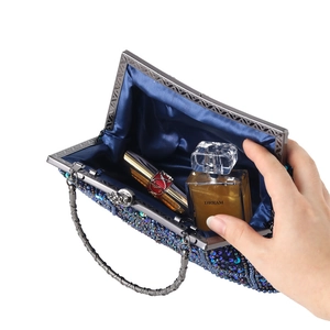 Borsa da sera vintage con perline blu scuro, paillettes e manico in metallo