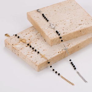 Bracelet perlé minimaliste en acier inoxydable avec pendentif cœur et croix or et argent