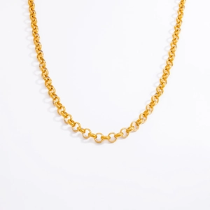 Gros plan d'un collier en acier inoxydable plaqué or 18 carats à maillons ronds