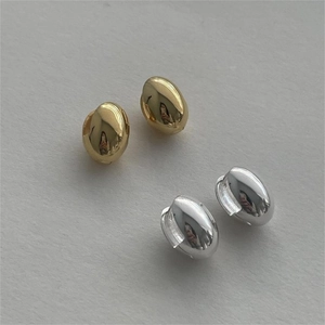 Detail showing minimalist 925 sterling silver oval hoop earrings in gold and silver finishes