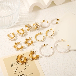 Élégant ensemble de boucles d'oreilles C en acier doré 18 carats avec perles