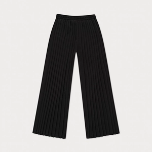 Detailed texture of black pleated fabric on lightweight wide-leg casual trousers