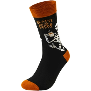Dettaglio calzini Halloween con slogan Death Before Decaf e scheletro con tazza di caffè