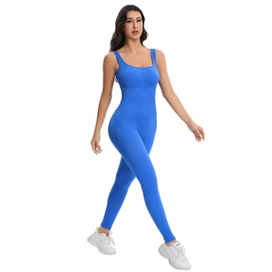 Combinaison de yoga sans couture en maille côtelée bleue avec décolleté sans manches et coupe ajustée