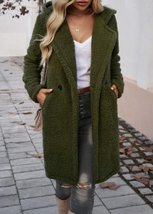 Detailansicht des militärgrünen Teddy-Mantels mit Kapuze, weichem Fleece und großen Taschen