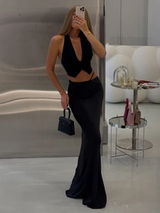 Détail de la jupe longue sirène taille haute ajustée de couleur noir uni élégante