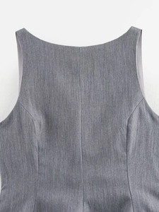 Détail du haut sans manches gris avec texture tissée et pinces de cintrage ajustées