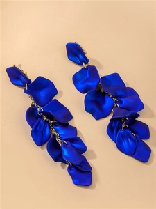 Détail de boucles d'oreilles pétales bleues avec une élégante chaîne dorée longue