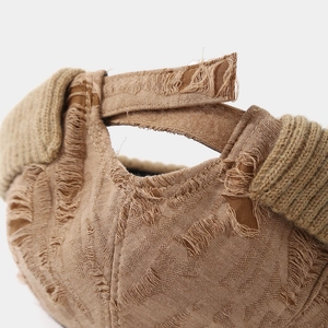 Détails des bords effilochés et de la sangle velcro réglable sur le bonnet rétro