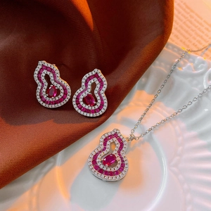 Détails de l'ensemble collier et boucles d'oreilles gourde évidée avec zircons rouges