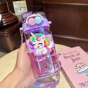 Vue détaillée de la gourde licorne violette avec paille et sangle réglable assortie
