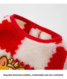 Detail von rotem Sherpa-Fleece-Hundeweste-Ausschnitt mit hochwertigen Nähten und Stickerei