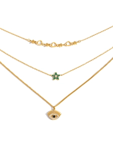 Dettaglio della collana dorata a strati con ciondoli occhio di Allah, stella e cuore