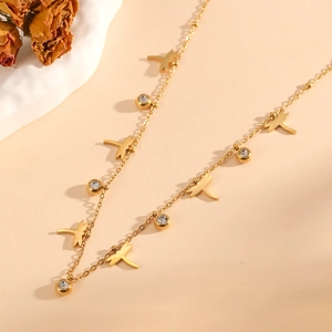 Collier élégant en acier inoxydable plaqué or 18k avec libellules et zircons