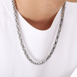 Gros plan d'un collier byzantin en argent pour homme avec une finition texturée