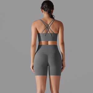 Dettagli delle spalline incrociate sul set da yoga grigio scuro con reggiseno e shorts