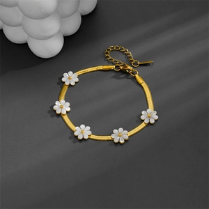 Bracciale a catena serpente in acciaio al titanio dorato con cinque motivi margherite
