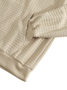 Detailansicht der beigen Waffelstrick-Textur mit Rippbündchen am Herrenpullover