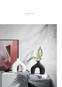 Minimalistische mat keramische U-vormige vaas in zwart en wit voor modern decor