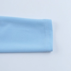 Macro dettagliata dell'orlo a doppia cucitura su un abito in maglia blu chiaro