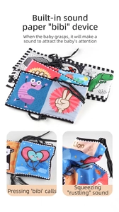 Detailansicht eines Baby-Stoffbuchs mit eingebautem Quietschelement und Knisterpapier.