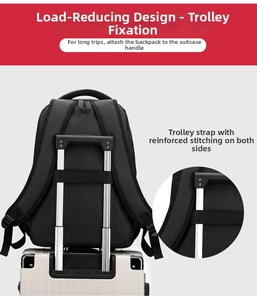 Dettaglio della fascia per trolley e cuciture rinforzate su zaino da viaggio nero