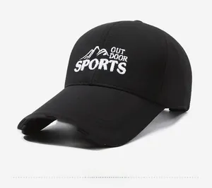 Gros plan de la broderie sport blanche et des coutures sur une casquette de baseball noire