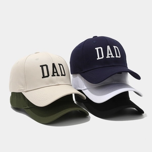 Detalle de cinco gorras de béisbol de algodón vintage con bordado de letras DAD en relieve