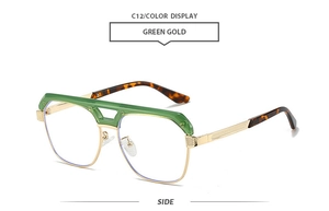 Détail de lunettes de soleil double pont vert et or avec branches en écaille de tortue