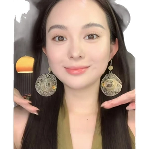 Boucles d'oreilles chapeau de paille en raphia tressé doré pour les vacances d'été