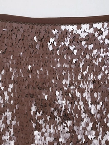 Gros plan de paillettes marron scintillantes montrant la texture et le fini métallique
