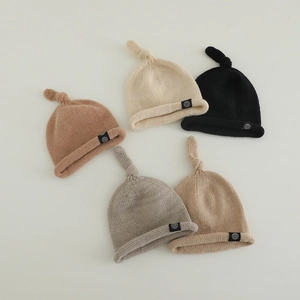 Bonnets tricotés pour bébé avec nœud supérieur et bord roulé en cinq couleurs