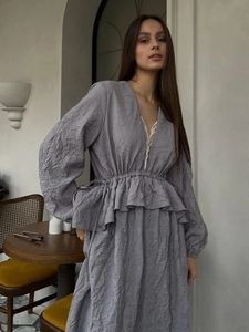 Robe lavande à texture plissée avec volants et décolleté en V orné de dentelle fine