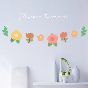 Dettaglio della ghirlanda di fiori in feltro con decorazioni floreali gialle e rosa