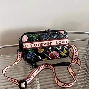 Détail du sac rigide à motif fleurs et papillons avec bandoulière Forever Love imprimée