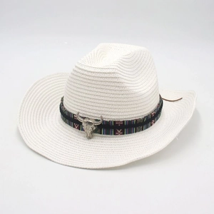 Détail du chapeau de cowboy en paille blanche avec ruban ethnique et crâne de taureau