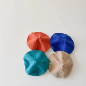 Bérets tricotés à plat en orange, bleu roi, bleu canard et beige pour nourrissons