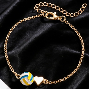 Vue détaillée d'un bracelet volley-ball avec breloque cœur sur fond de velours noir