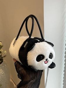 Borsa a mano a cilindro in peluche a forma di panda con tracolla a catena in pelliccia