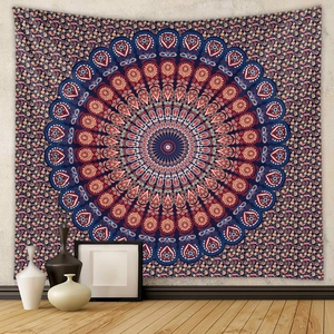 Détail d'une tapisserie mandala bohème aux motifs floraux et tons indigo aux couleurs vives
