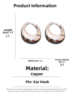 Détail macro de créoles argentées en U montrant les dimensions 1,7 cm par 1,6 cm