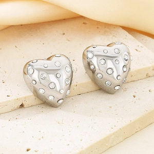 Vue rapprochée des boucles d'oreilles cœur argentées serties de cristaux brillants