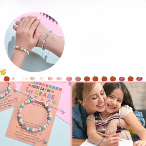 Vue détaillée des bracelets en perles de cristal colorées avec carte de voeux d'école