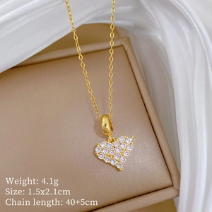 Detail der Gold-Herz-Halskette mit Maßen 1.5x2.1cm auf weißem Seidenhintergrund