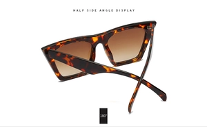 Detailansicht der quadratischen Sonnenbrille mit Leopardenmuster und 180 Grad Scharnier