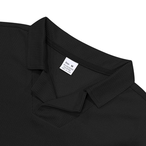 Detalle de la textura de tejido de gofre y etiqueta en un polo de hombre negro
