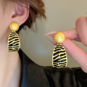 Französische Vintage-Ohrringe mit mattgoldenen und schwarzen Emaille-Streifen für Damen