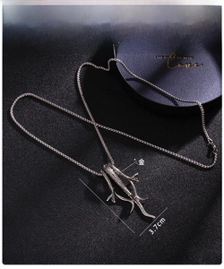 Vue détaillée du pendentif serpent argenté avec texture d'écailles et dimensions de la chaîne