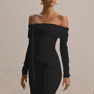 Détail de la robe longue noire à épaules dénudées avec nœuds et finitions plissées