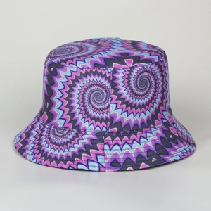 Détail du motif en spirale psychédélique sur ce chapeau bob d'extérieur coloré